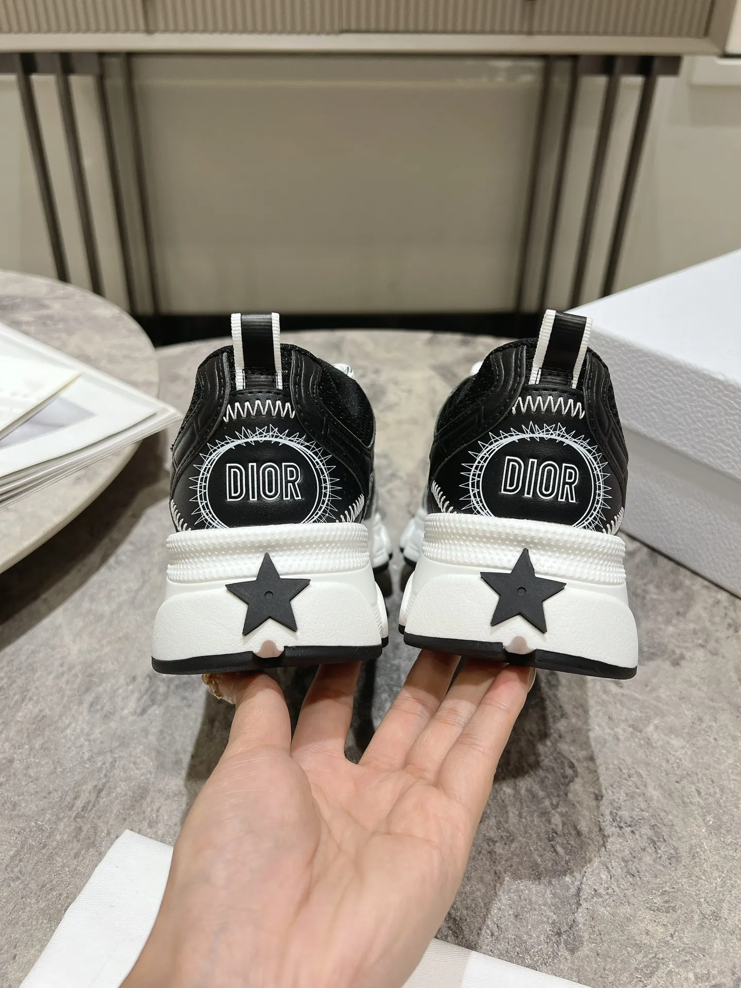 👟👟Ex-factory price 600👟👟 The latest hot model, the star model 2024 main hot product, the newly released Dior Chrono new casual sports shoes, running shoes, dad shoes are really cool, full of futuristic feeling! Really cool! Once again interpreting Dior's concept of cool fashion, the lucky star will bless you with good luck. The new EVA sole is super light and super soft! A perfect replica of the original! Fully matched material and mold! ! Women’s size: 35-39 (40.41 customized)